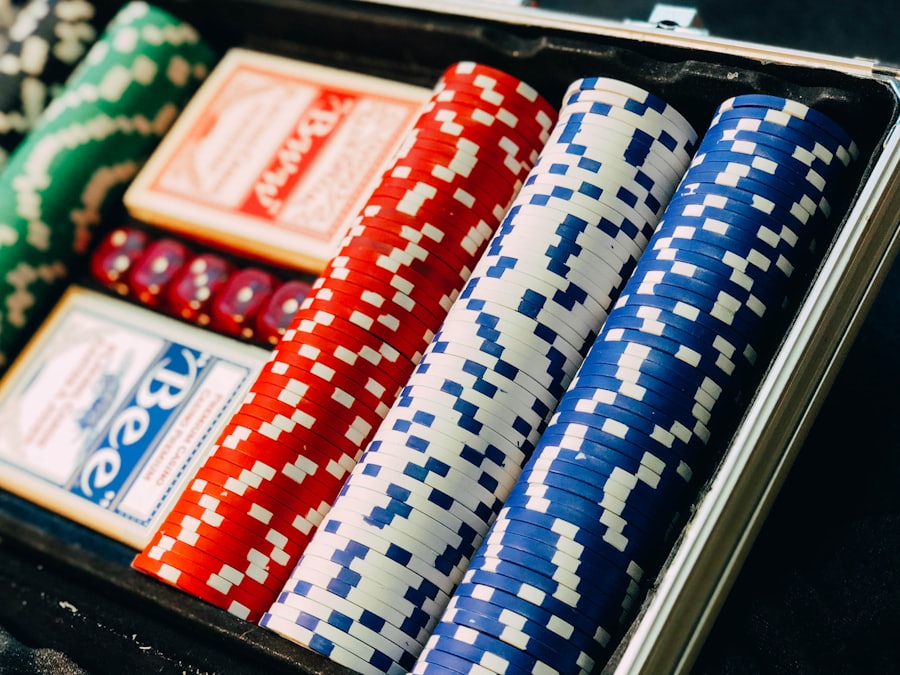 Set chip kasino dan kartu sebagai ilustrasi studio live casino