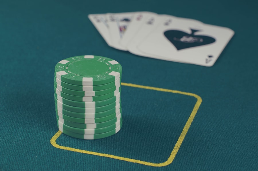 Tumpukan chip poker hijau di atas meja sebagai ilustrasi artikel tentang tilt