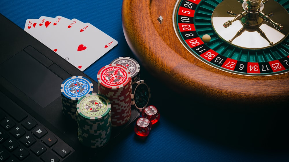 Kartu remi di atas meja kayu sebagai ilustrasi kategori poker