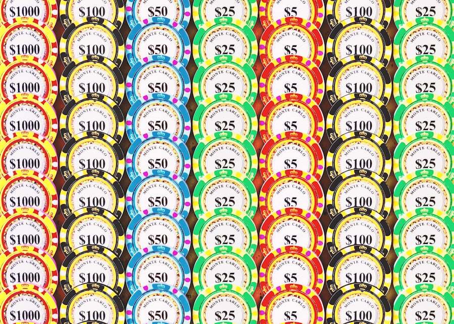 Tumpukan chip kasino warna-warni sebagai ilustrasi turnamen slot
