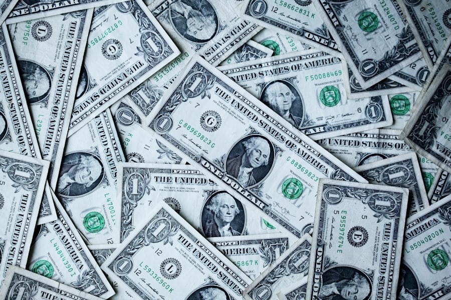 Tumpukan uang kertas sebagai ilustrasi bonus selamat datang